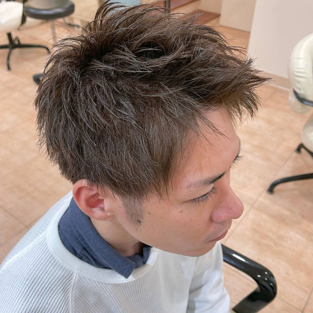 アッシュグリーンを取り入れたショートヘアの男性