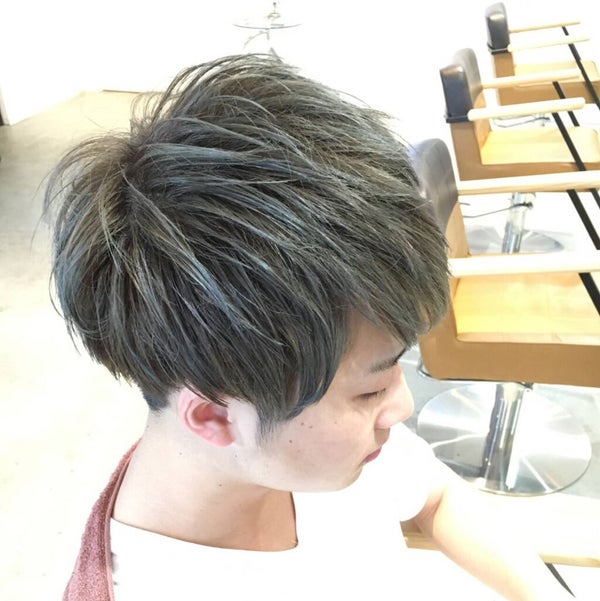 明るめアッシュグリーンブルーにカラーリングしたショートヘアの男性