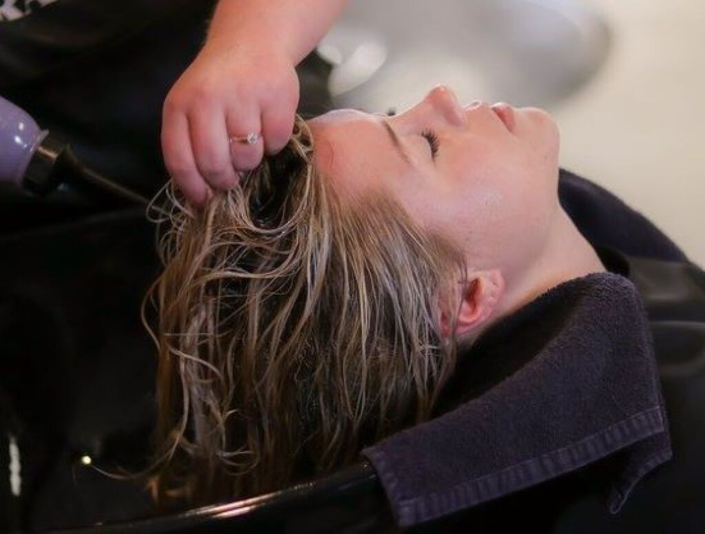 ヘアケア中の女性