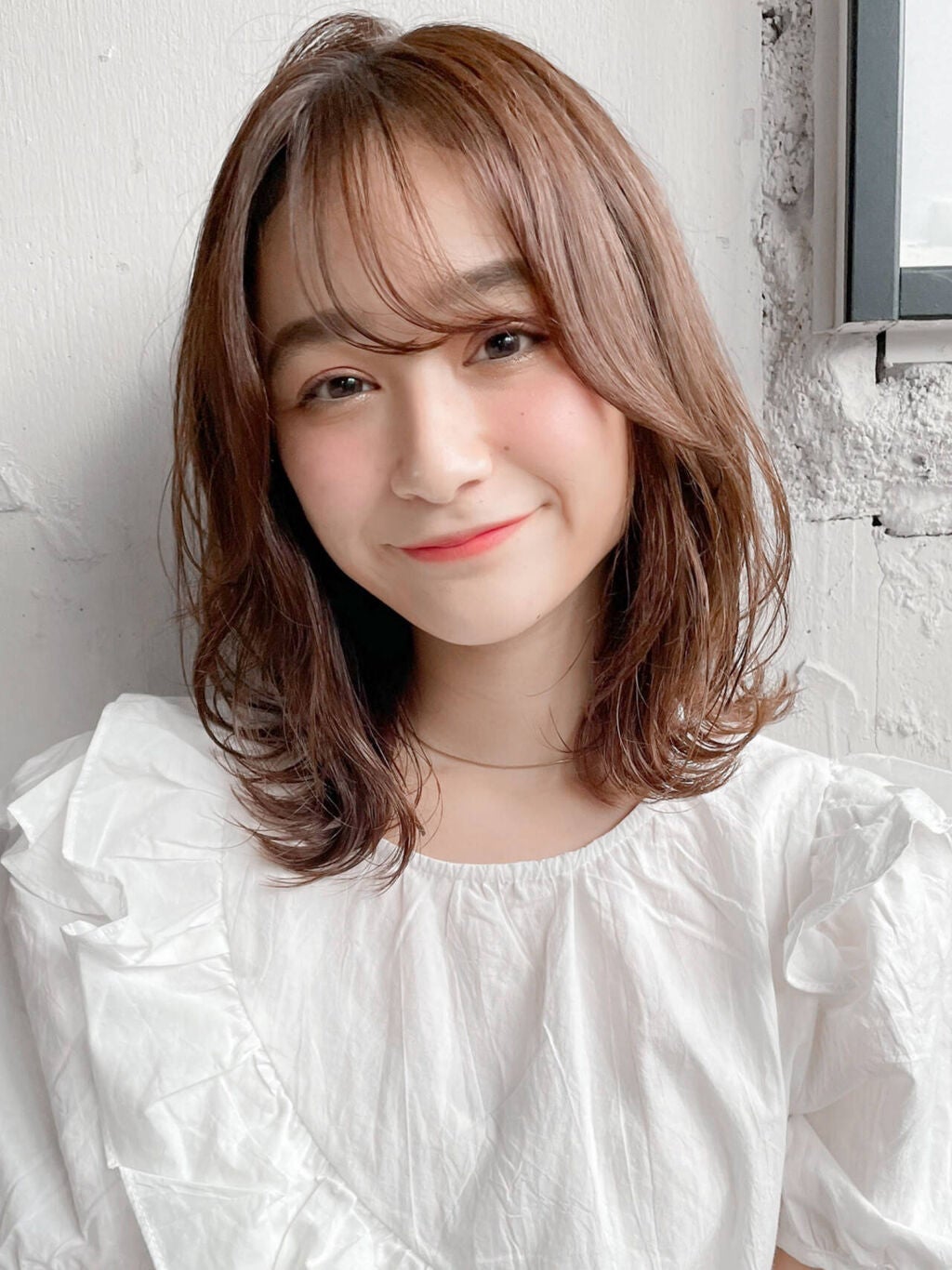 微笑むミディアムヘアの女性