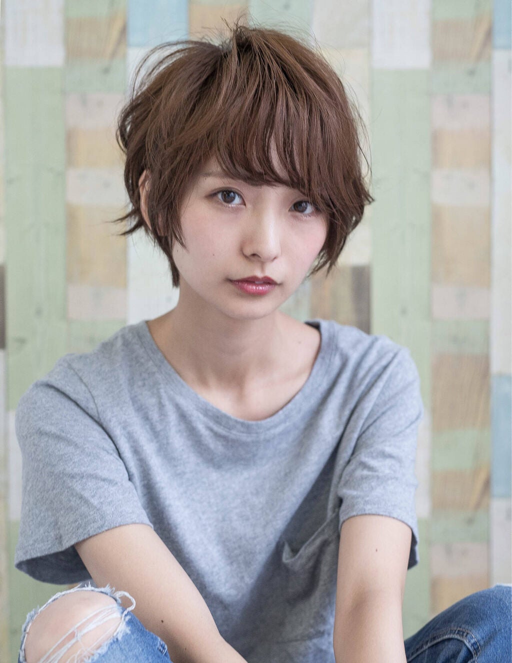 片耳に髪をかけたショートヘア