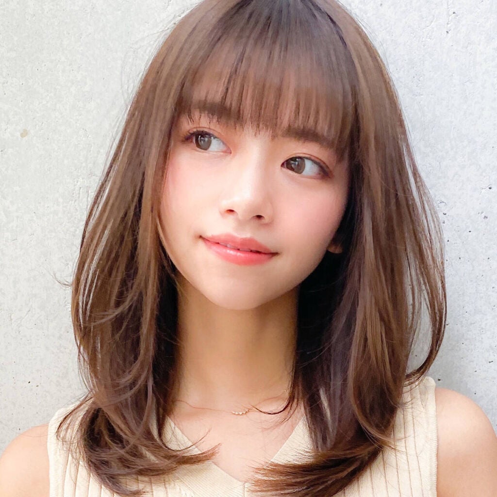 ストレートヘアの女性