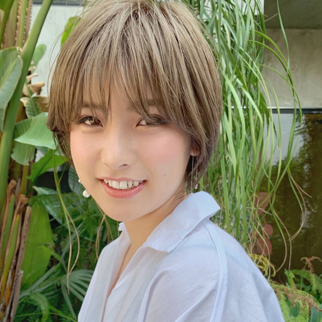 茶髪のショートヘア