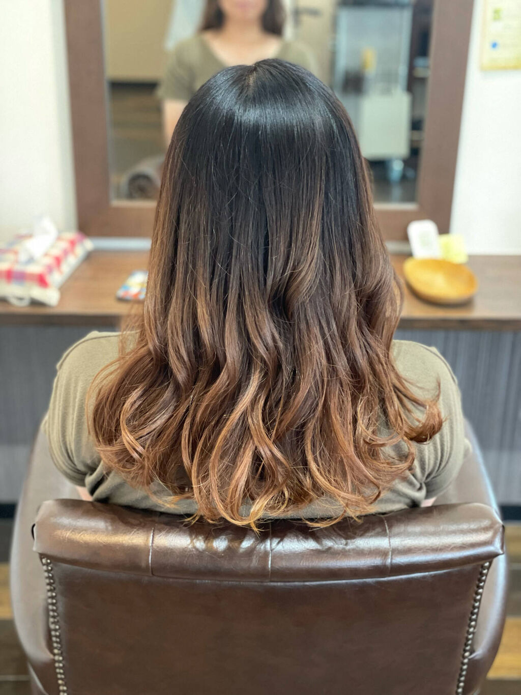 「黒髪ベースのグラデーションカラー×ミディアムヘアが可愛い！ロングやボブについても紹介」の画像（#342298）