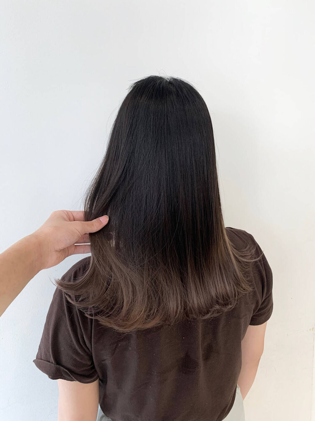 「黒髪ベースのグラデーションカラー×ミディアムヘアが可愛い！ロングやボブについても紹介」の画像（#342300）