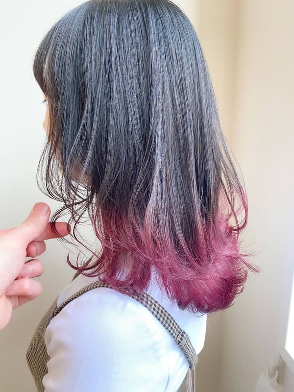 「黒髪ベースのグラデーションカラー×ミディアムヘアが可愛い!ロングやボブについても紹介」の画像(#342301)