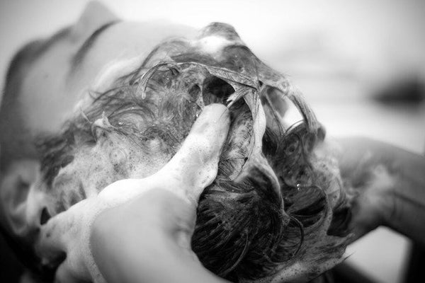 なかなか治らない頭皮ニキビの原因は?口コミ人気が高い市販の頭皮ニキビシャンプー7選【男性・女性】の画像