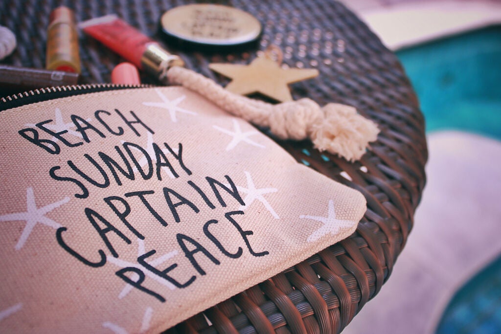 お泊りメイクはすっぴん風がポイント!毛穴やニキビ跡を隠すやり方や化粧したまま寝れるコスメもの画像