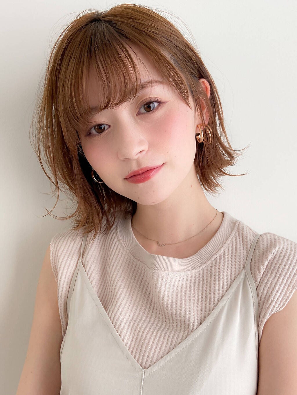 「【猫顔女性の特徴&メイク方法】女優や韓国アイドル風のかわいい猫顔をゲットしよう♡」の画像(#369618)