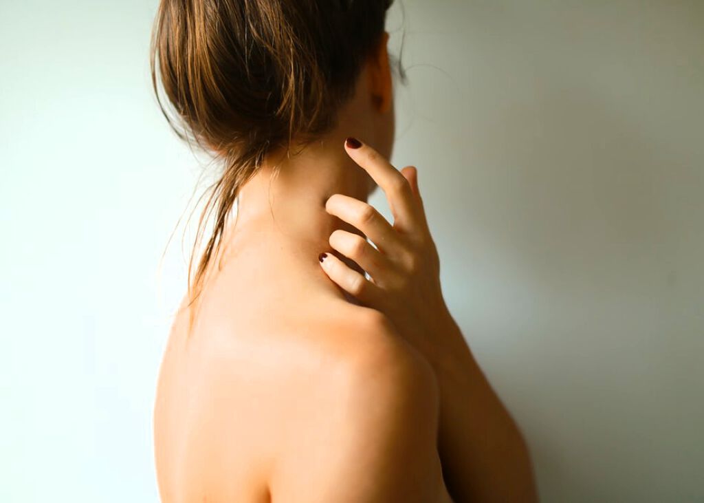 体の毛穴トラブルのケア方法は?詰まりや黒ずみ・ブツブツの原因とおすすめアイテム12選の画像