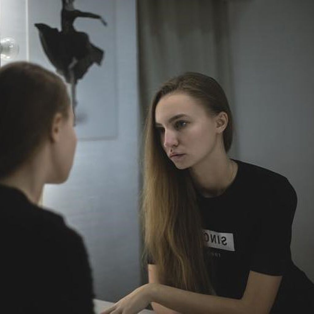 化粧したまま寝るとお肌はどうなる?メイクを落とさず寝た後のスキンケア方法や、そのまま寝ても大丈夫なコスメをご紹介!の画像