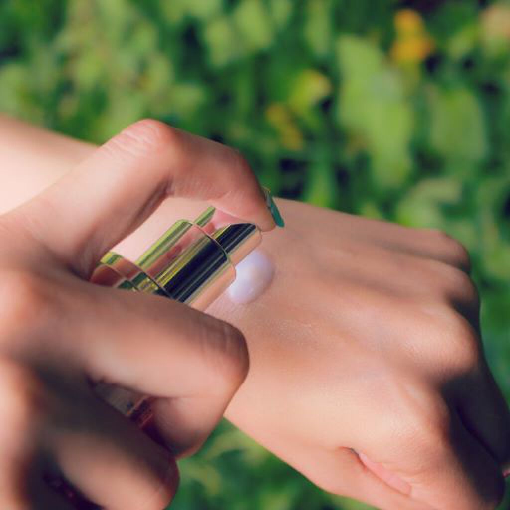 化粧したまま寝るとお肌はどうなる?メイクを落とさず寝た後のスキンケア方法や、そのまま寝ても大丈夫なコスメをご紹介!の画像