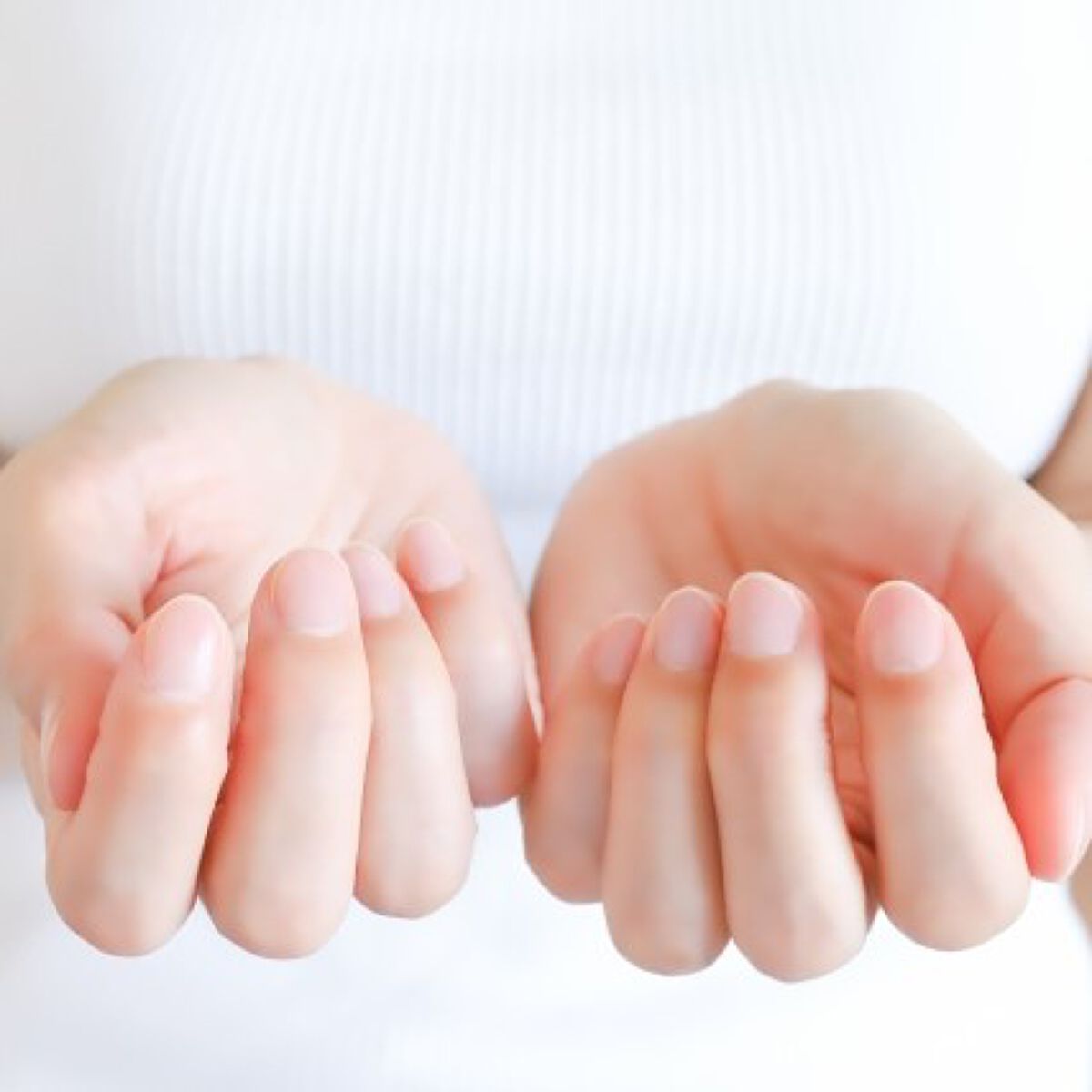 指を綺麗に見せたい人必見!指先まで手を綺麗にする方法から、おすすめのハンドクリーム&ネイルケアまでの画像