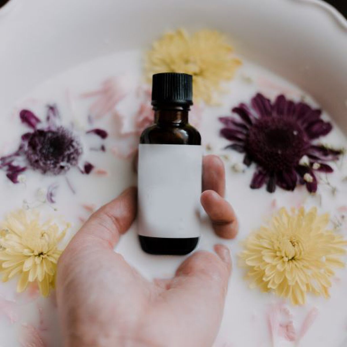 指を綺麗に見せたい人必見!指先まで手を綺麗にする方法から、おすすめのハンドクリーム&ネイルケアまでの画像