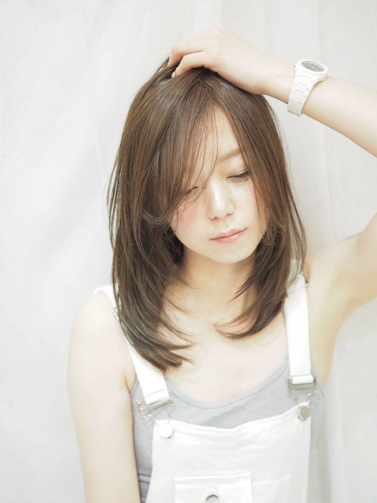 「【抜くのはナシ!】20代なのに白髪が気になる!原因と対策、おすすめのケアアイテムを紹介」の画像(#382440)