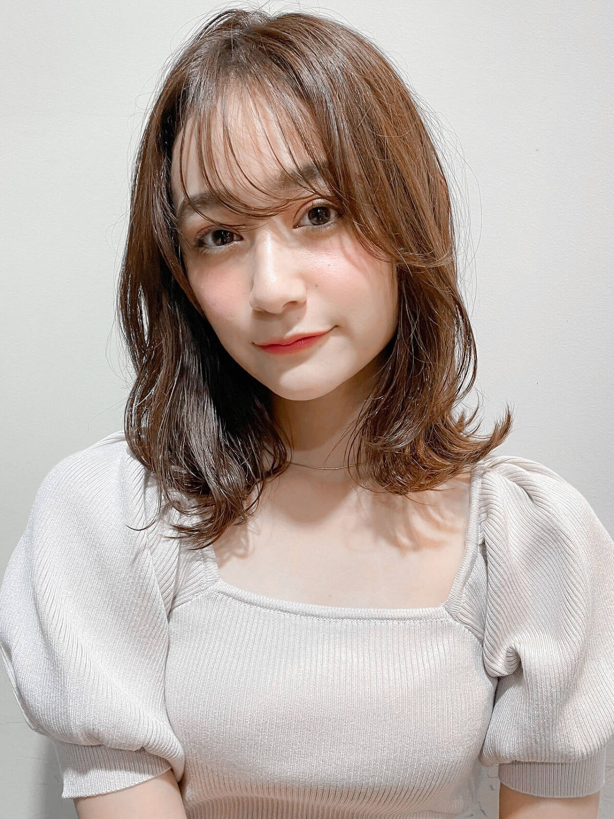 「【日焼け肌に似合うメイクのやり方】白浮きしないコツやチークのかわいい入れ方も♡」の画像(#383218)