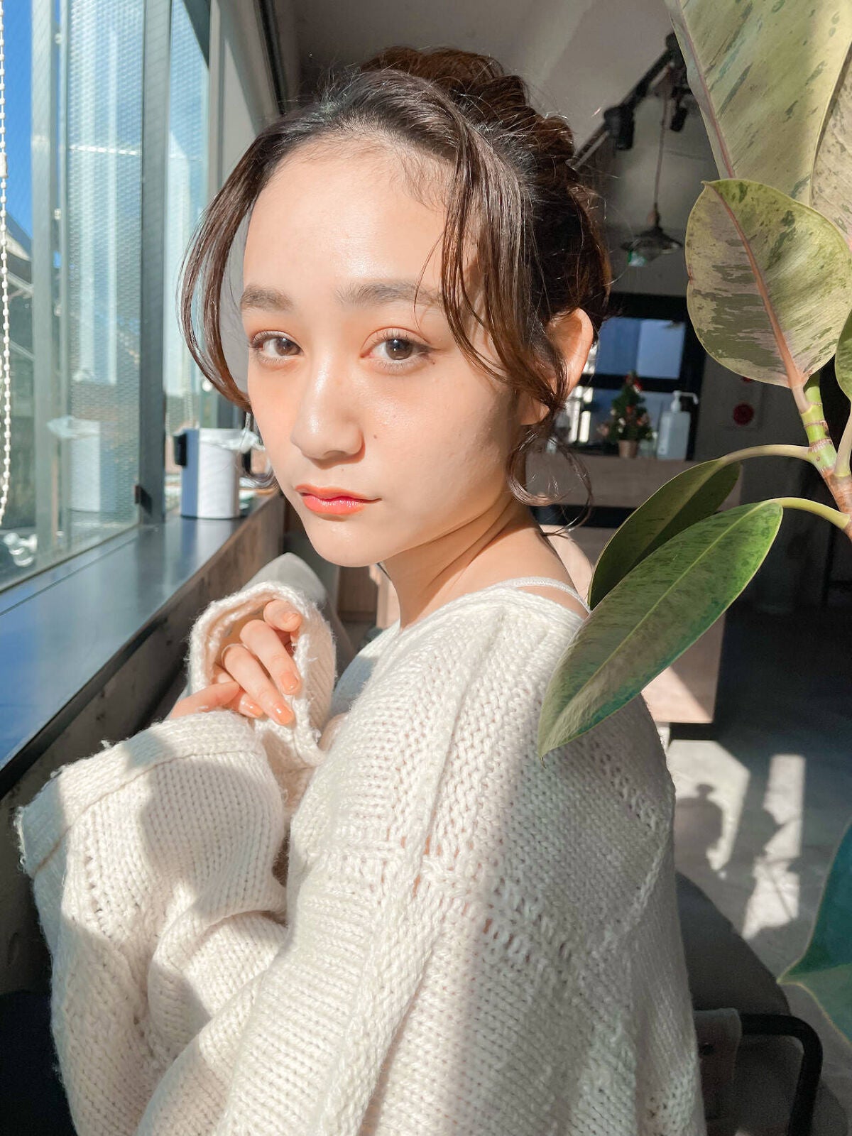 「【日焼け肌に似合うメイクのやり方】白浮きしないコツやチークのかわいい入れ方も♡」の画像(#383221)