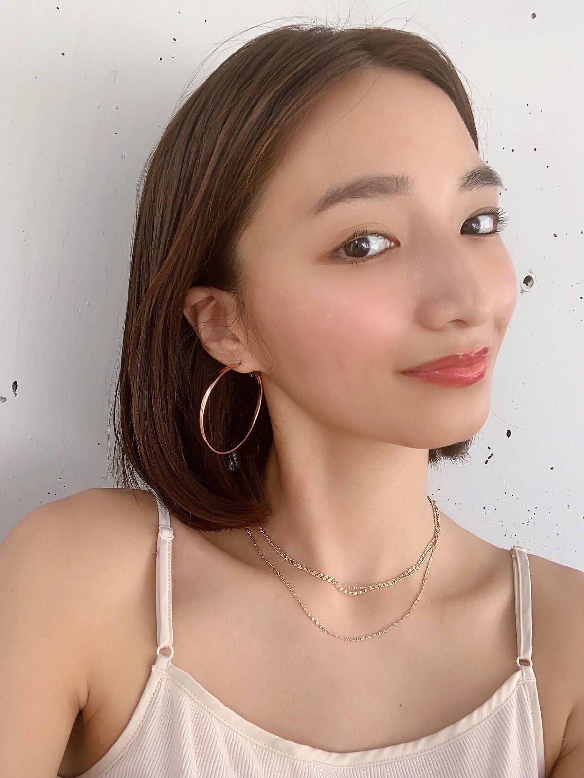 「【日焼け肌に似合うメイクのやり方】白浮きしないコツやチークのかわいい入れ方も♡」の画像(#383223)