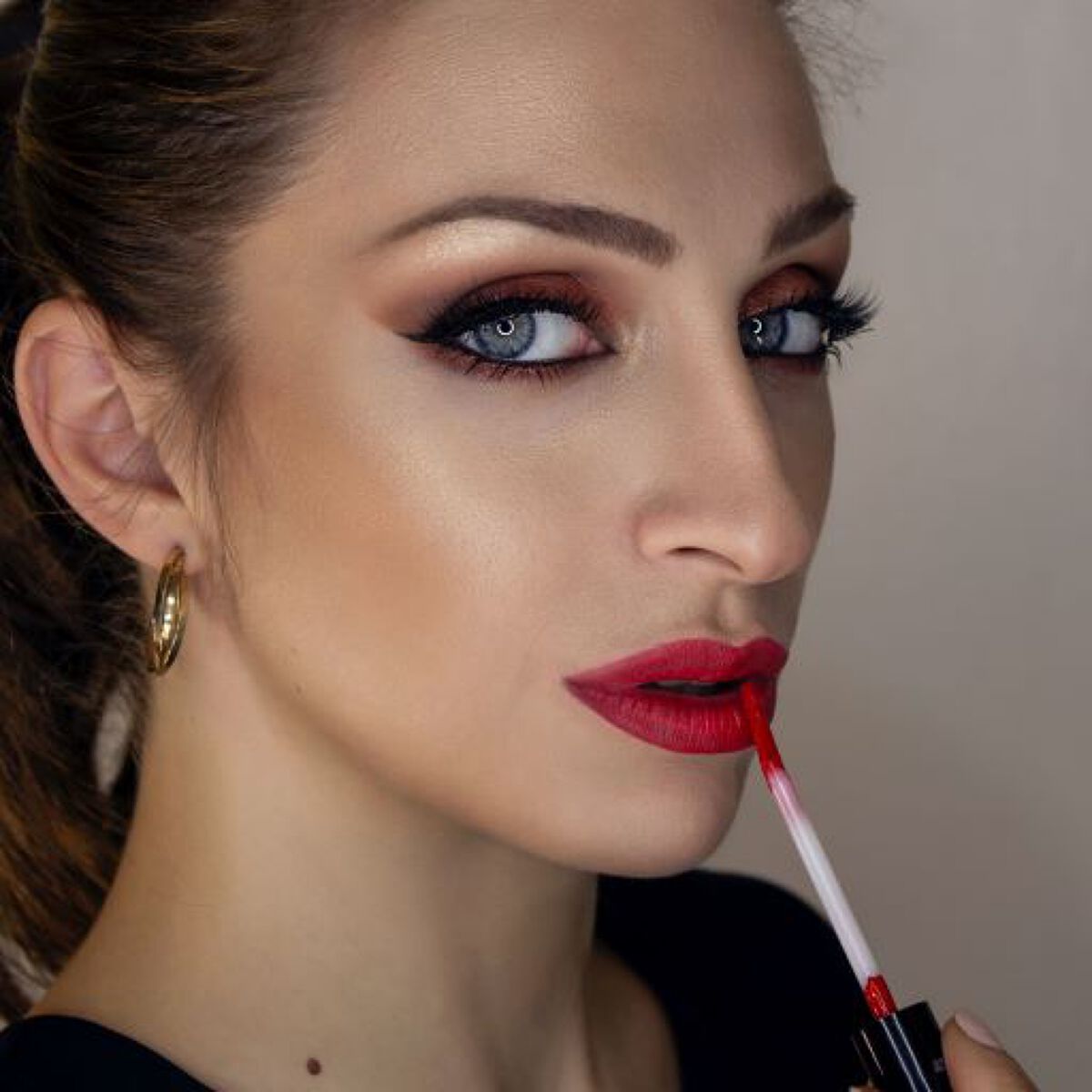 派手顔メイクはケバくなる?濃い顔を活かすナチュラルなメイク方法&おすすめコスメをお届けの画像