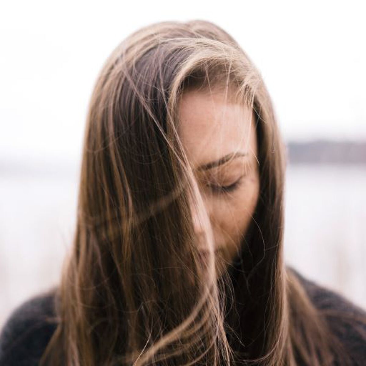 ≪市販≫白髪染めのコツは?生え際・後ろの髪・リタッチのやり方まで徹底紹介!セルフ白髪染めにおすすめのアイテムもの画像