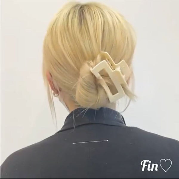 お団子にクリップを留めたスタイル