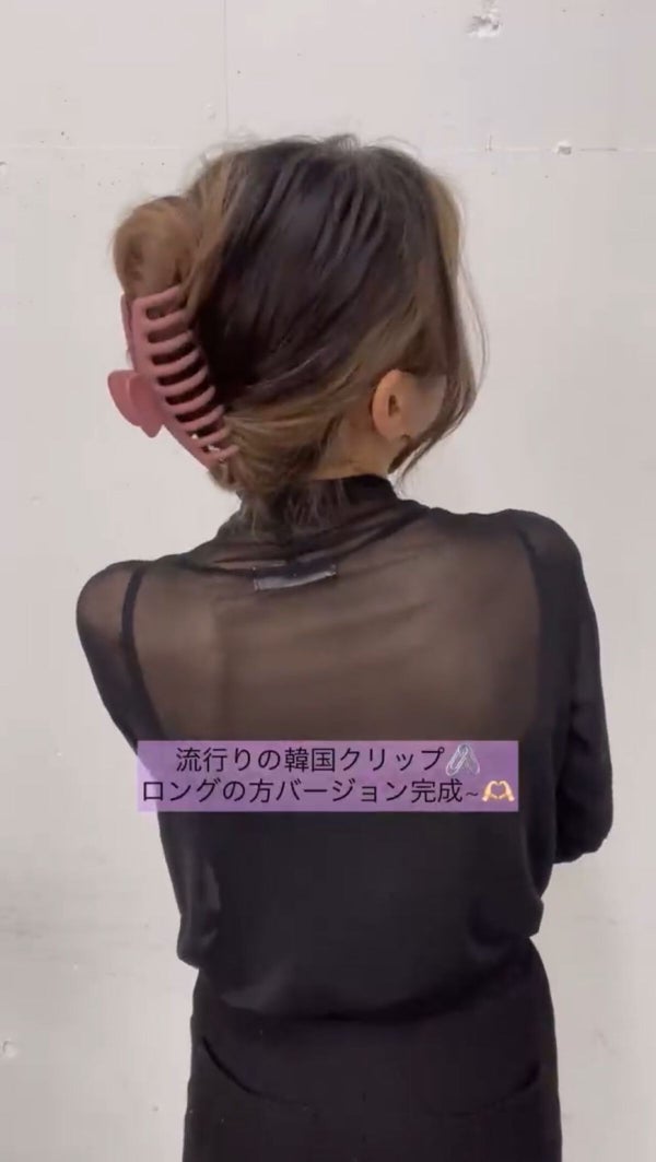 シースルーのトップを着た女性