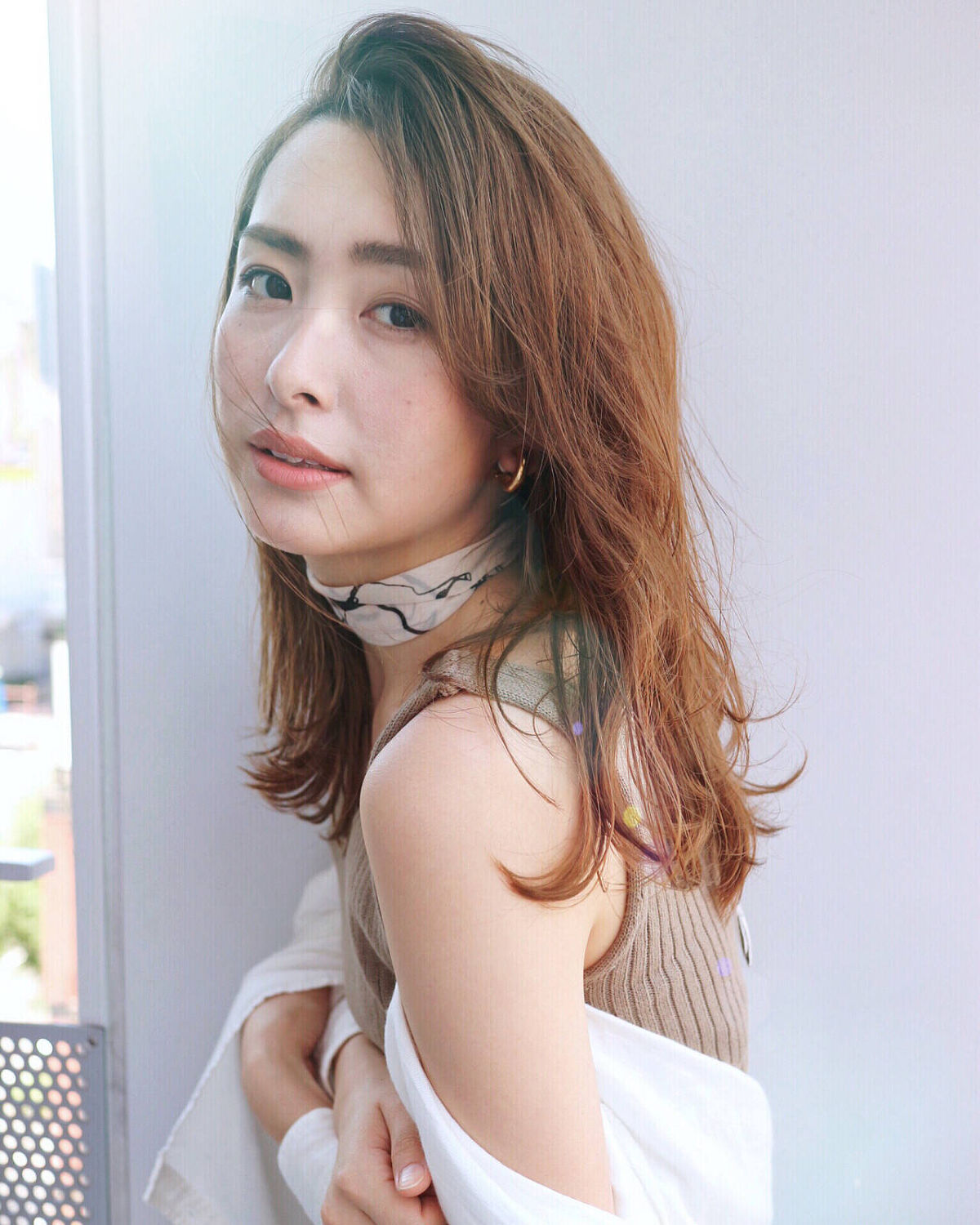 「加治ひとみのメイクが手本!【大人の垢抜けメイク術】アイシャドウなど愛用の美容アイテムも紹介◎」の画像(#392231)