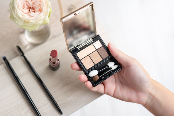 くぼみ目を活かすメイク方法を解説【一重・二重・40代・50代】おすすめアイシャドウも!の画像