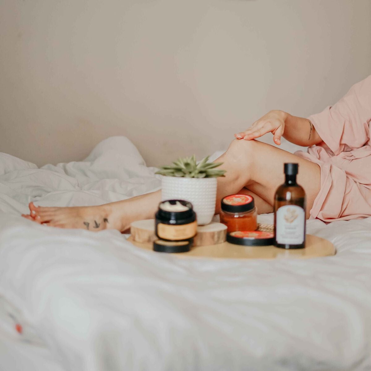 ボディケア製品と女性の足元