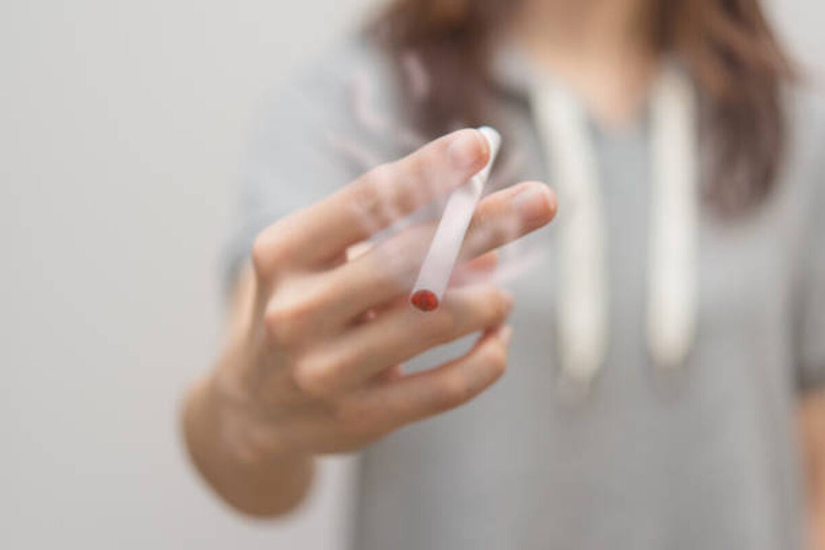 【皮膚科医監修】唇の黒ずみの原因と対策|市販のおすすめリップやスクラブなど12選も紹介!の画像