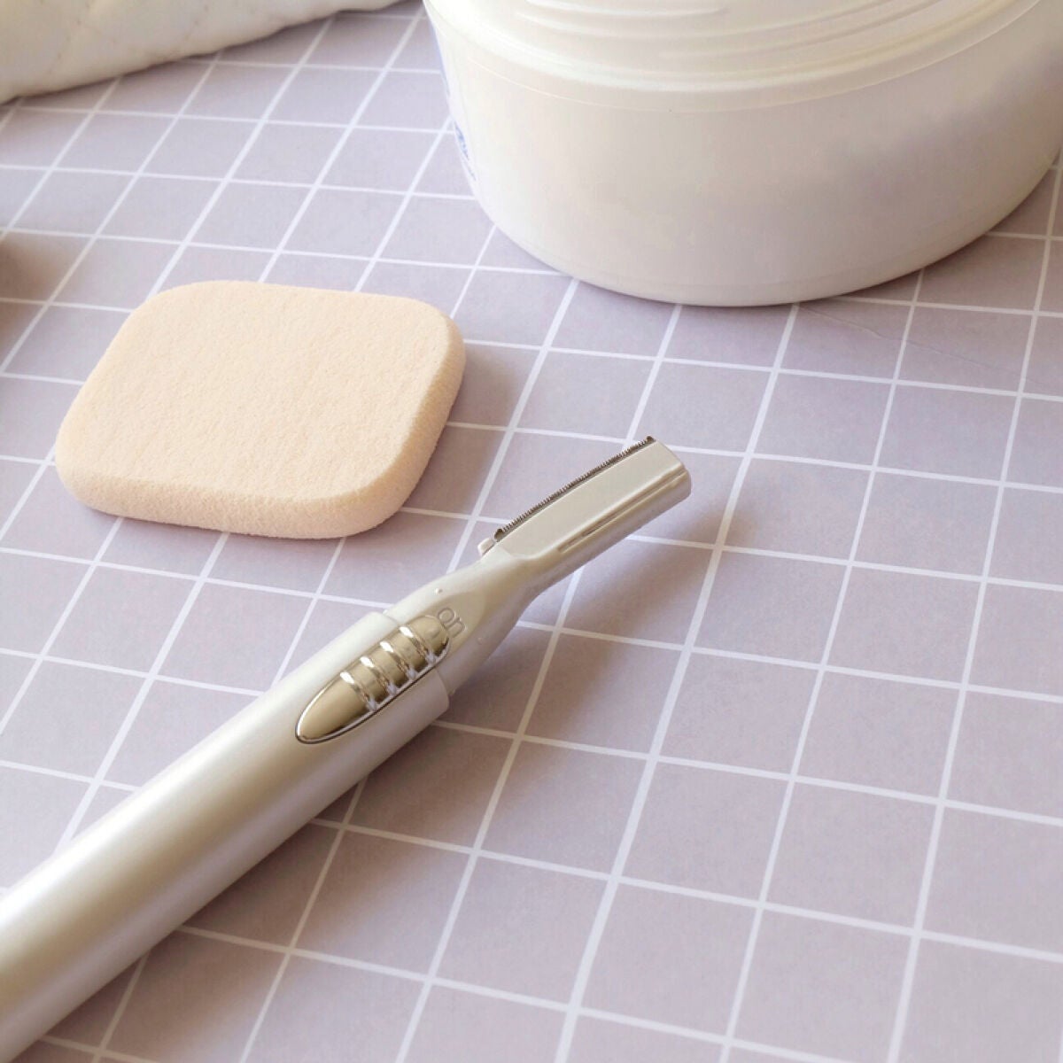 顔そりの正しいやり方を徹底解説!【女性&男性】セルフ顔そりで垢抜け肌を手に入れようの画像