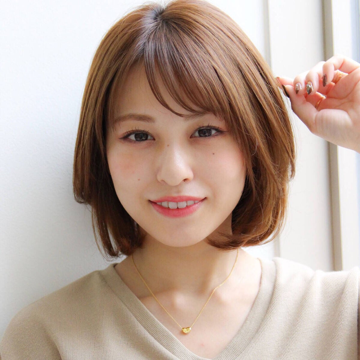 「ストレートアイロンで前髪をセットする方法解説!おすすめアイロンも紹介【巻き方・流し方・センター分け・ぱっつん】」の画像(#468205)