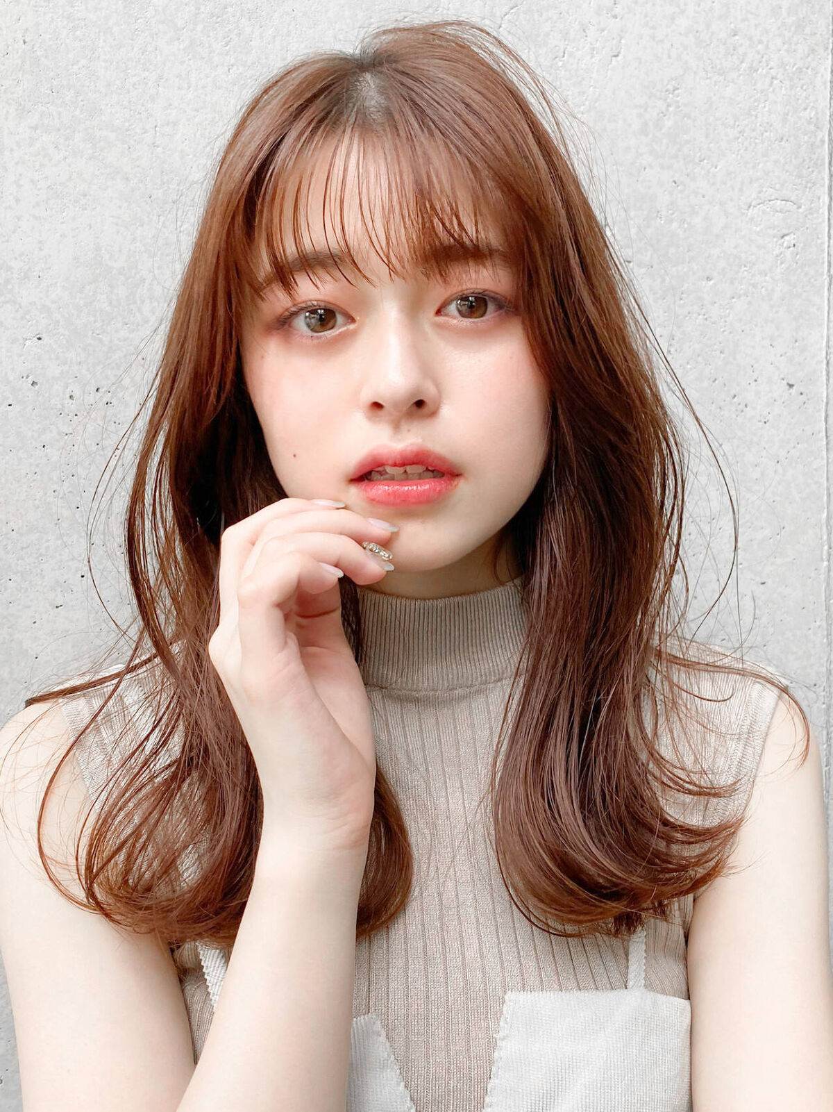 「【ストレートアイロンの巻き方5選】ウェーブ巻き・韓国風ヘアも簡単!コテ不要できれいに巻けるコツを解説」の画像(#468827)