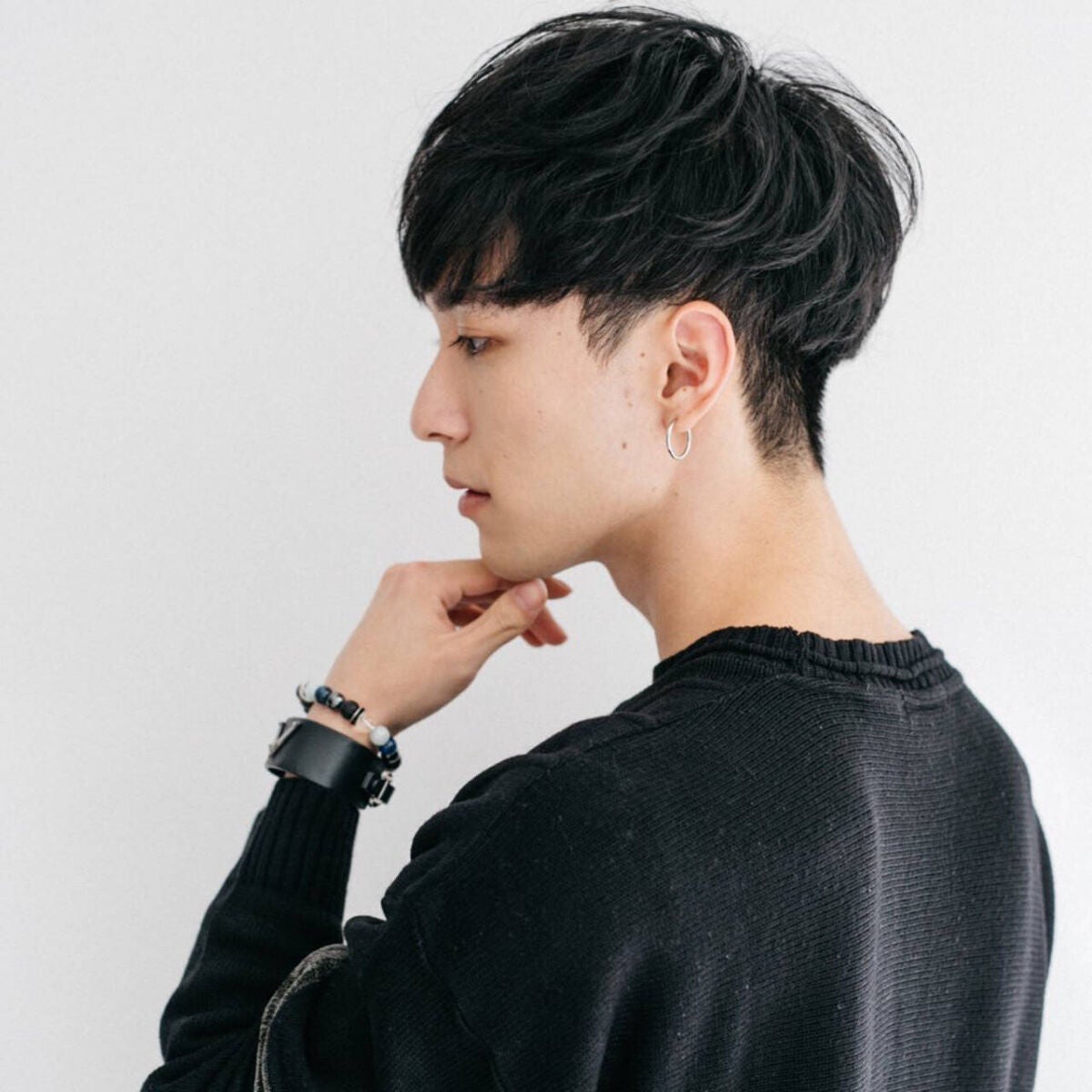 顎に手を当てた男性の横顔