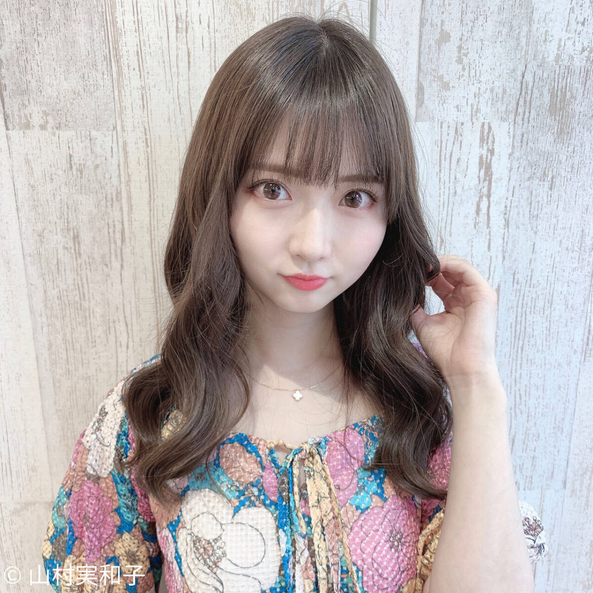 ウェーブのかかったロングヘアの女性