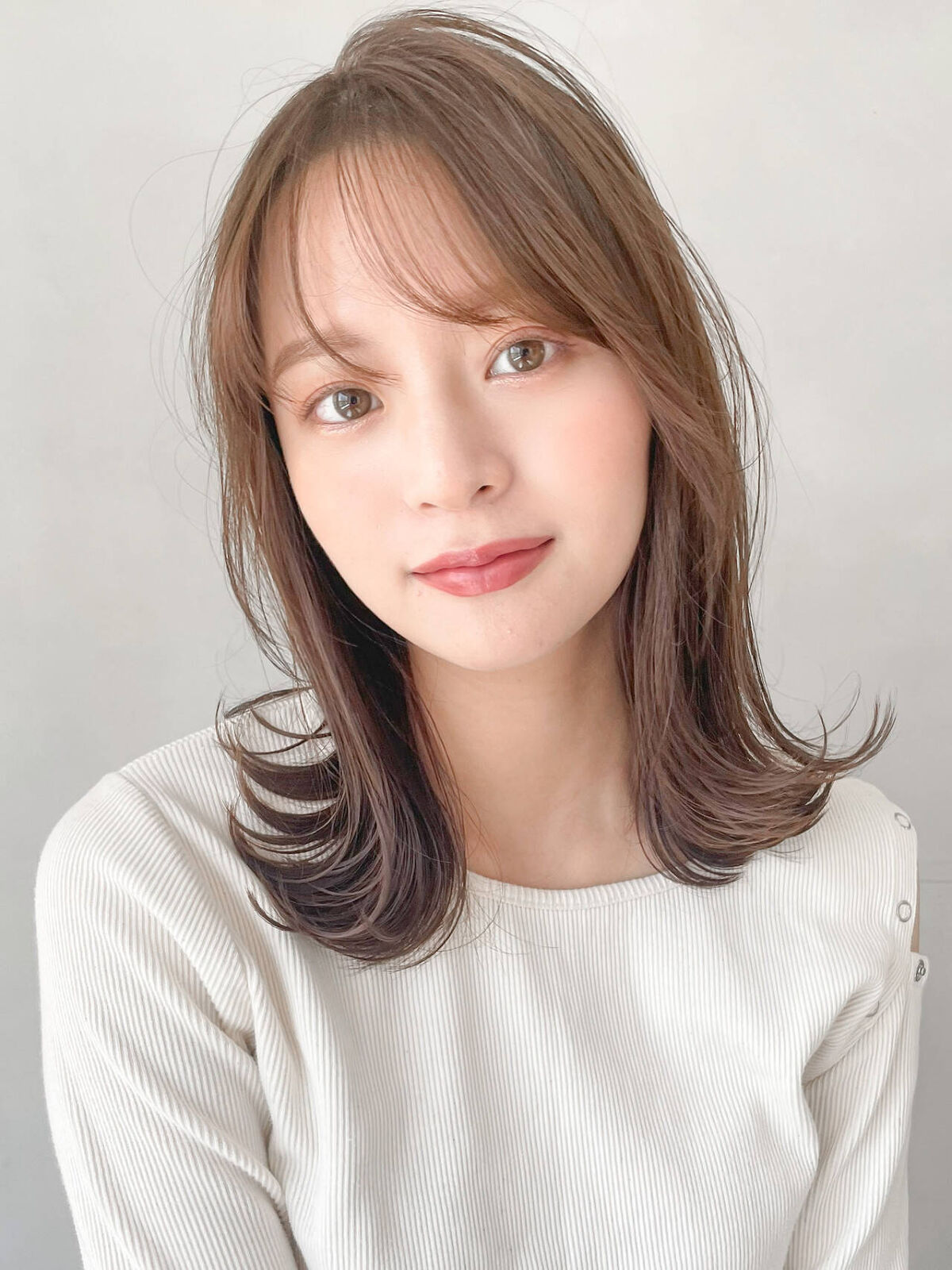 チークをつけた女性