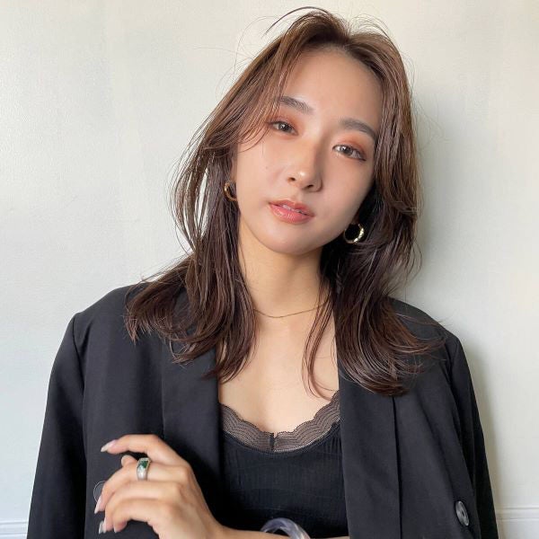 かっこいいセミロングヘアの女性