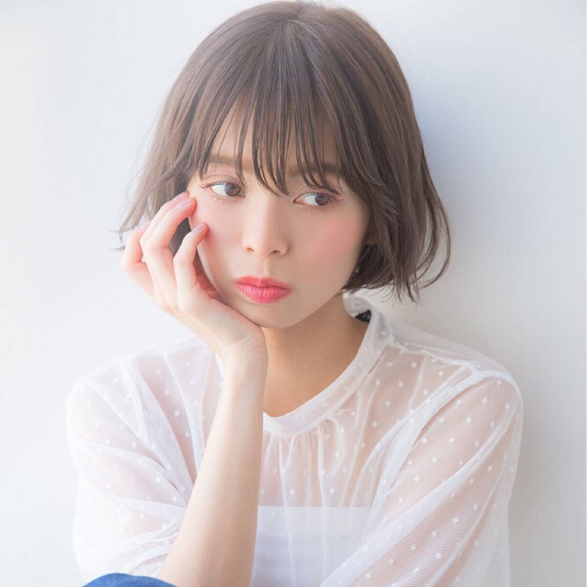 ナチュラルなボブヘアの女性