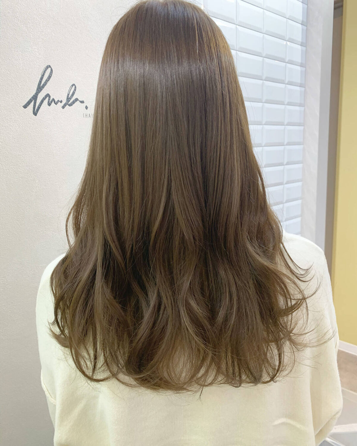 「ストレートアイロンを使った後ろ髪のセットのやり方解説！おすすめアイテムも紹介【まっすぐ・内巻き・ショート】」の画像（#509574）