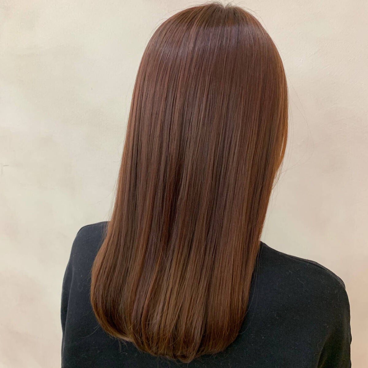 「ストレートアイロンを使った後ろ髪のセットのやり方解説!おすすめアイテムも紹介【まっすぐ・内巻き・ショート】」の画像(#509575)