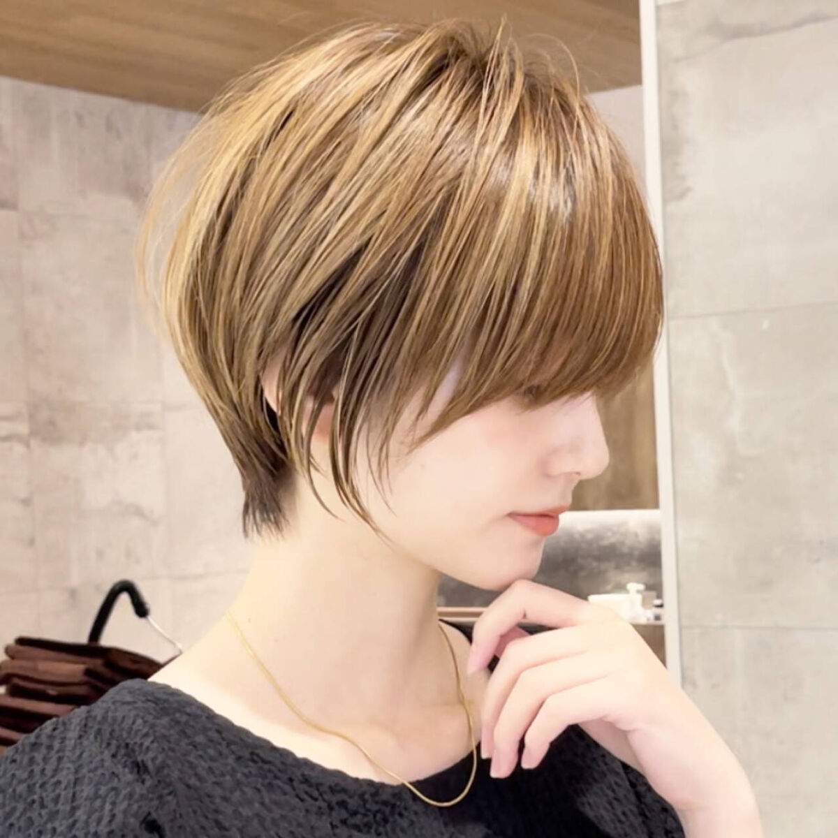 「ストレートアイロンを使った後ろ髪のセットのやり方解説！おすすめアイテムも紹介【まっすぐ・内巻き・ショート】」の画像（#509578）