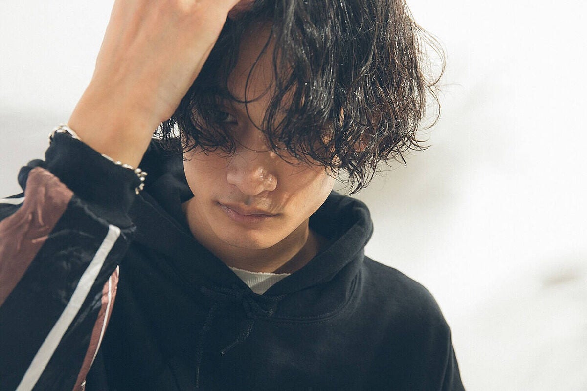 「メンズにおすすめのヘアオイル20選!選び方&使い方からくせ毛&メンズパーマのスタイリング方法もお届け」の画像(#557634)