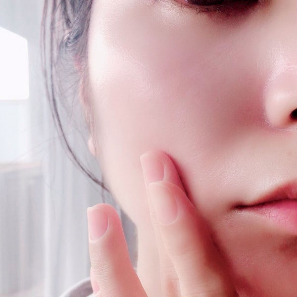 女性の頬