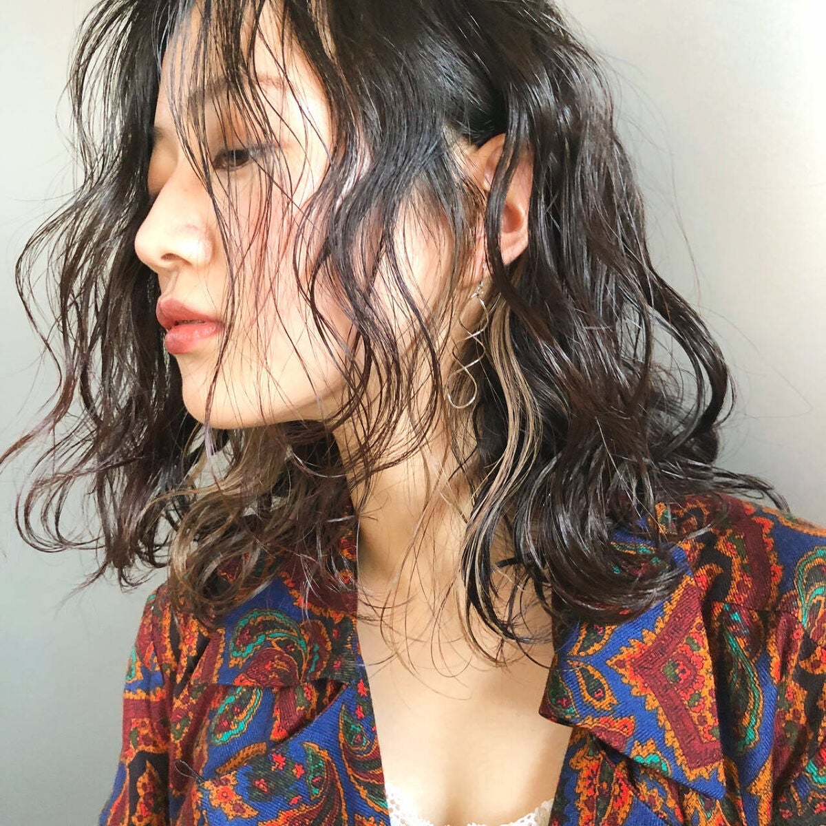「ヘアアイロンでストレートにするやり方!ストレートにならないときのコツも紹介」の画像(#527208)