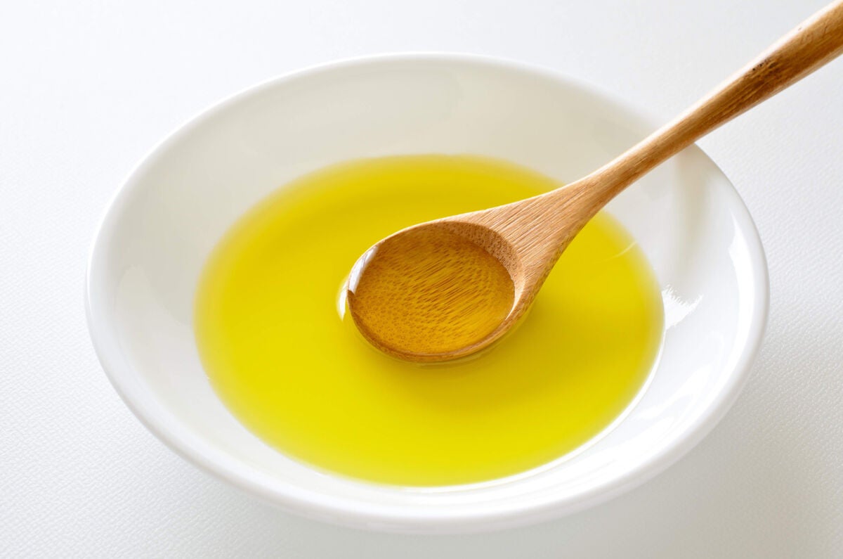 お皿に入ったオイル