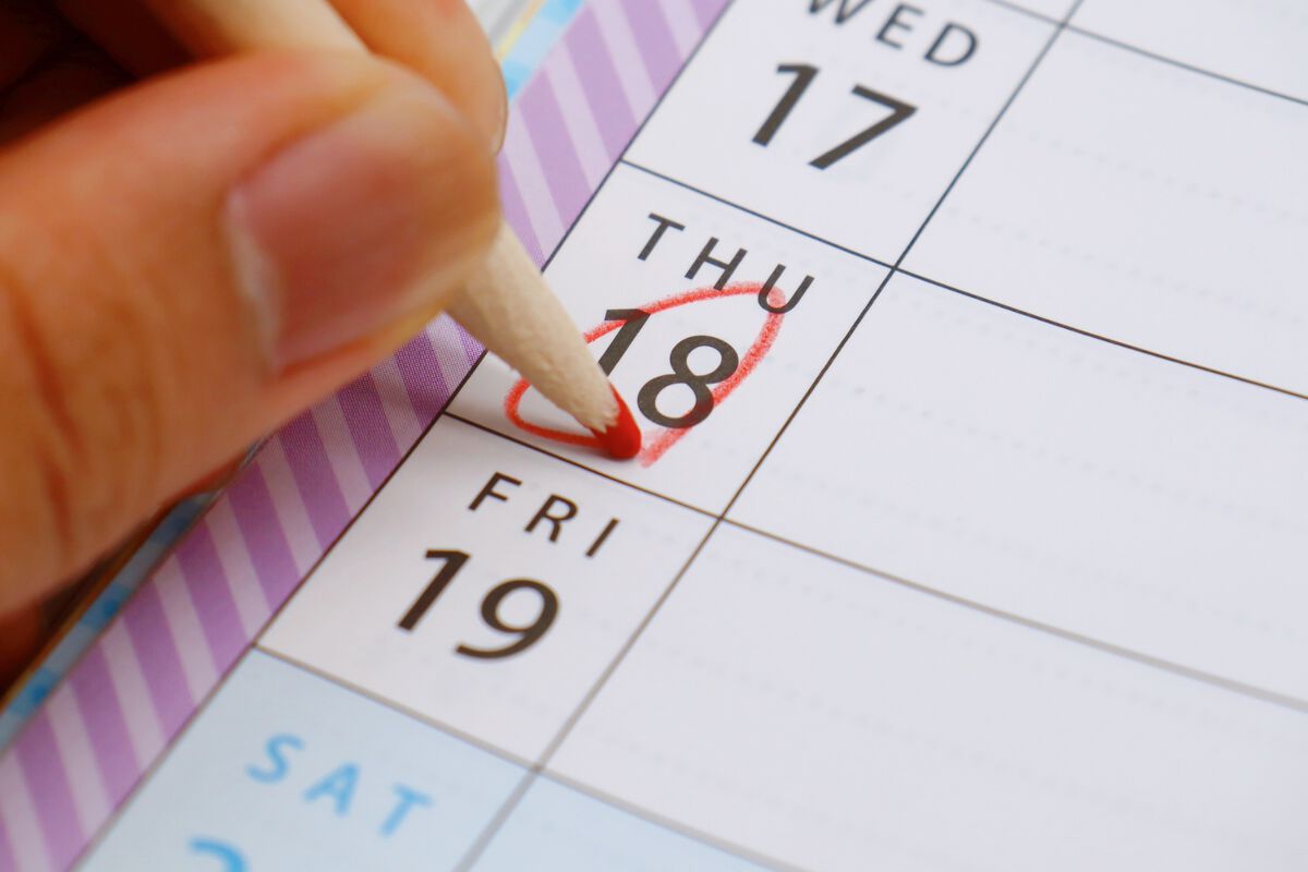 カレンダーに丸印をつける手元