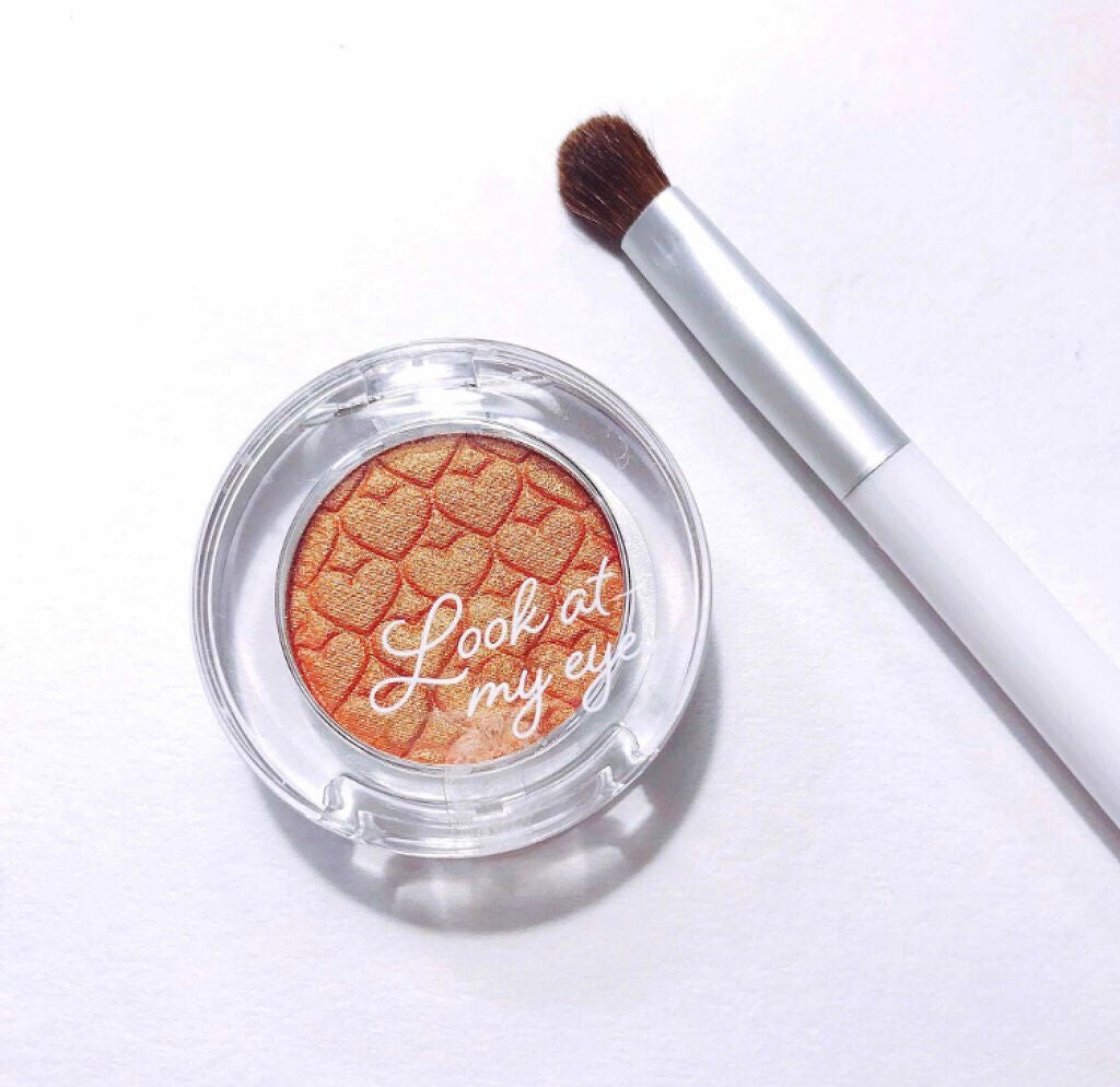 「あなたの瞼にもツヤ感を♡キラキララメが可愛い単色アイシャドウ」の画像(#56860)