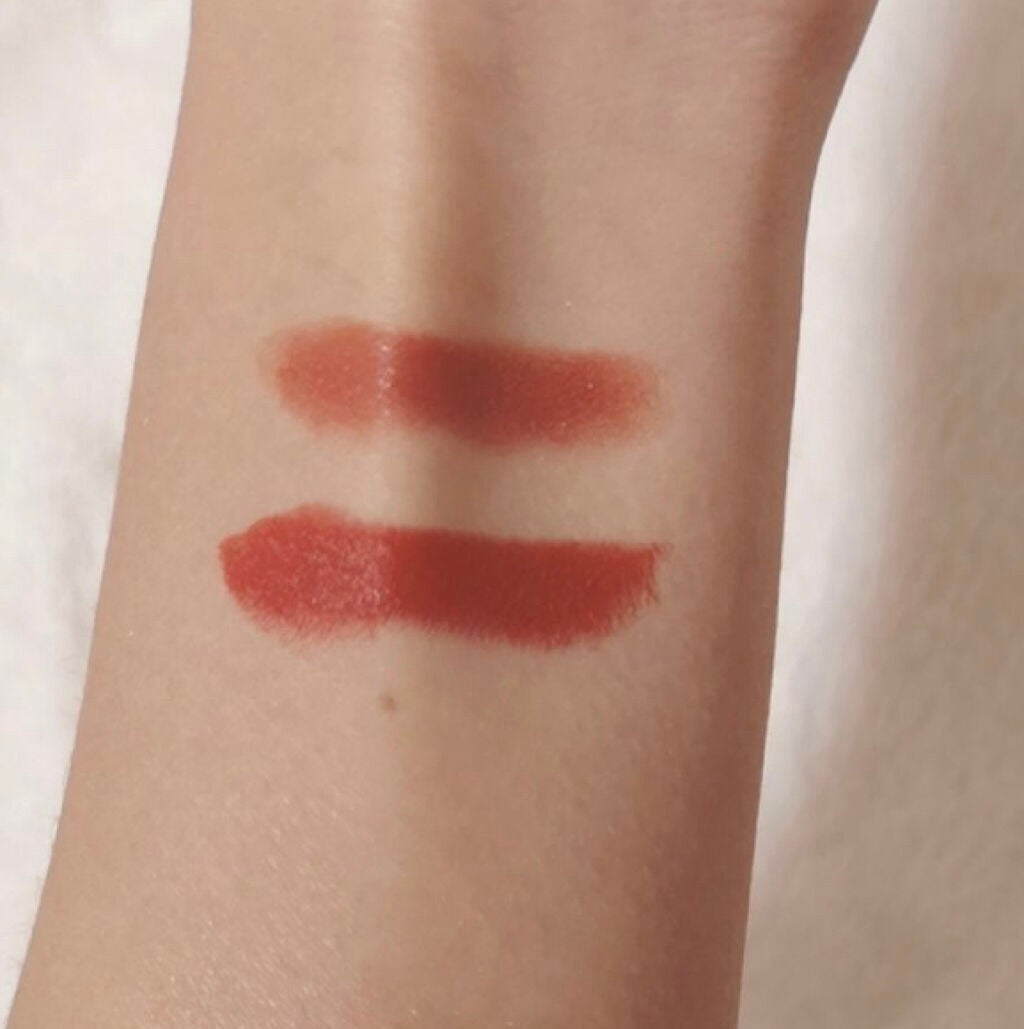 「リップカラーで旬の秋顔にチェンジ!メイクの主役にしたいテラコッタリップ5選」の画像(#95126)