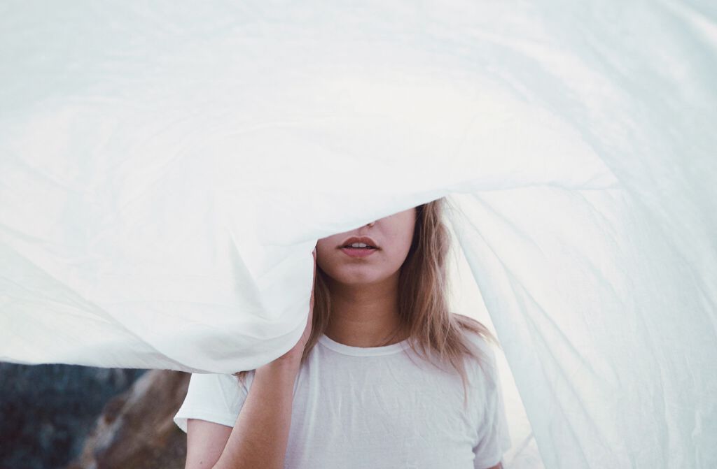 透明感はつくるもの？ブルーの化粧下地であなたも儚げgirlになりましょう♡の画像