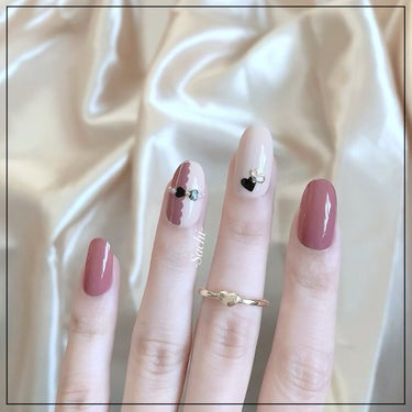 ネイルホリックで簡単に出来る♡バレンタインにぴったりなガーリーネイル💅

やり方は画像を参考にしていただければと思います♡
ドットペンがない場合は爪楊枝でも代用可能です🙆‍♀️
ラインを描く時の細筆は、ダイソーのライナー筆を使用しました🖌
ブラックのハート型ホロはSHEIN、スタッズはキャンドゥ、パールはネイルタウン購入品です。

人差し指と小指はRO602番を2度塗り、中指はBE300番を2度塗りして根元にパーツをつけました❤︎
中指に使用したハートのフレームパーツはSHEIN購入品です。

少しでも参考になれば嬉しいです♥️

#セルフネイル
#バレンタインネイル
#ハートネイル
#冬ネイル
#簡単ネイル
#プチプラネイル
#バレンタインメイク の画像 その2